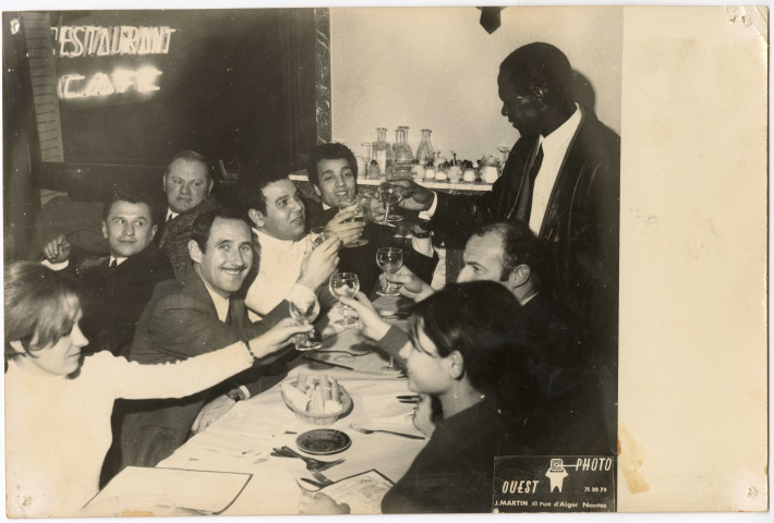 Souleymane Diallo avec des amis et clients de la brasserie familiale à Nantes