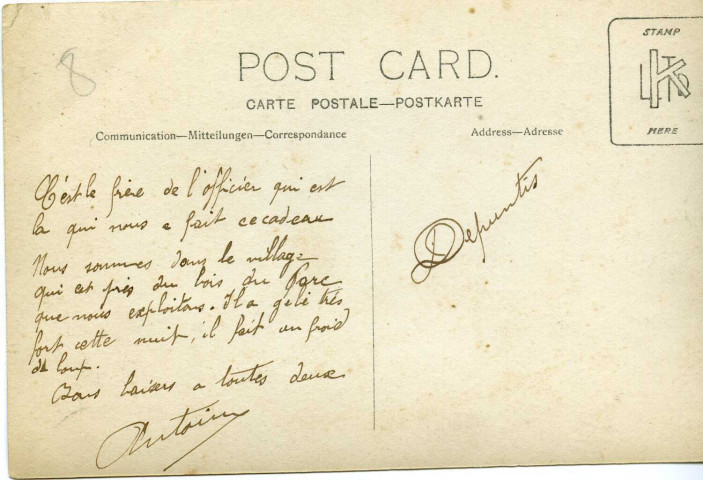 Groupe de soldats posant devant la tour d'un château au Mont-Saint-Adrien. - Mont-Saint-Adrien [12 décembre 1916-1917]