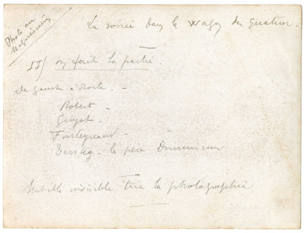 Un cliché pris de jour, lampe éteinte, de personnes jouant aux cartes dans le wagon restaurant