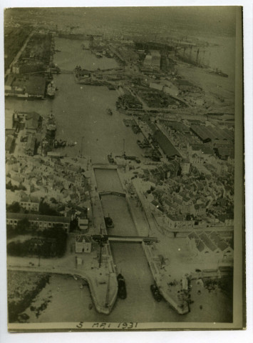 [Vue aérienne de l'entrée sud et des bassins de Saint-Nazaire], 5 mai 1931
