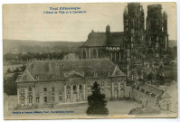 Tour Pittoresque : l'Hôtel de Ville et la Cathédrale.