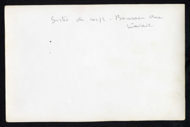 Porteurs de cercueil quittant la Bourse du Travail