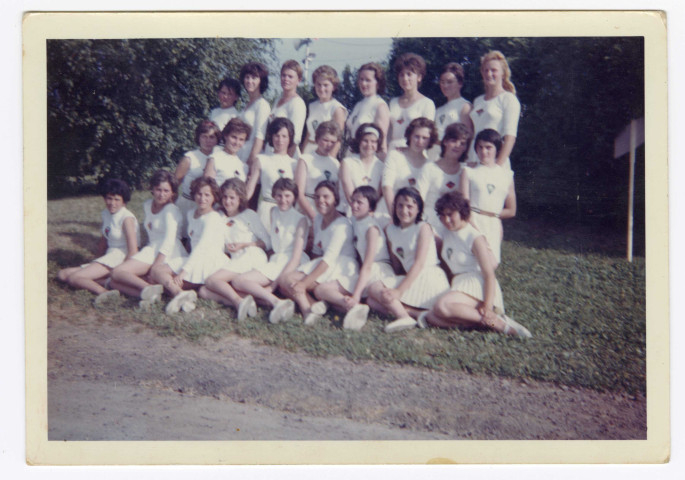 Groupe de gymnastes féminines du SNOS gymnastique, dont Chantal Le Mercier, à 17 ans, lors d'une rencontre à Mâcon (3ème rangée, position debout, à droite) (recto-verso).