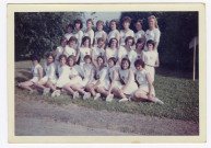 Groupe de gymnastes féminines du SNOS gymnastique, dont Chantal Le Mercier, à 17 ans, lors d'une rencontre à Mâcon (3ème rangée, position debout, à droite) (recto-verso).