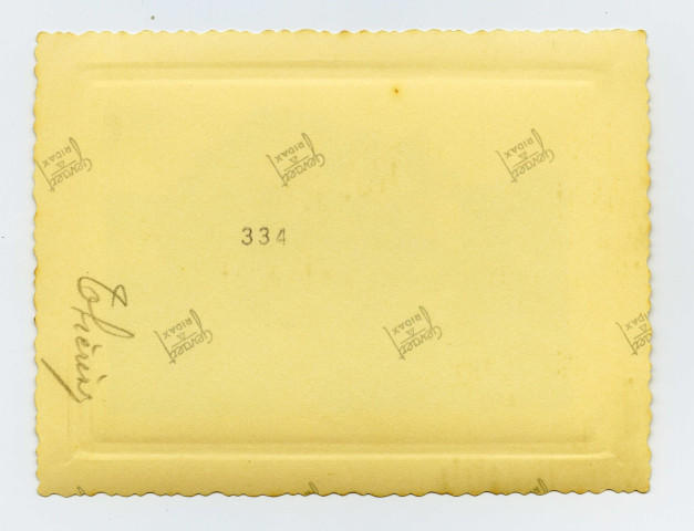 Portrait familial : 10 personnes posent devant un immeubles dont deux enfants et un nourisson dans un landau. A gauche, Simone Toussaint.