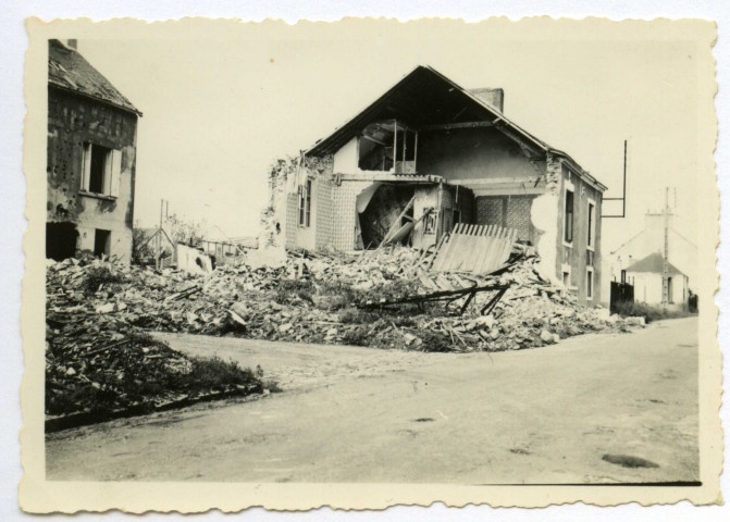 [ Vue de la rue Toutes Aides en ruine ]. - Saint-Nazaire, [vers 1943]