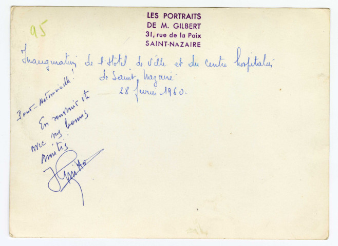 Chantal Le Mercier (SNOS gymnastique) lors de l'inauguration de l'Hôtel de Ville (recto-verso), avec des journalistes-photographes, une gymnaste de l'UMP et des gymnastes masculins à l'intérieur du hall d'entrée (recto-verso)