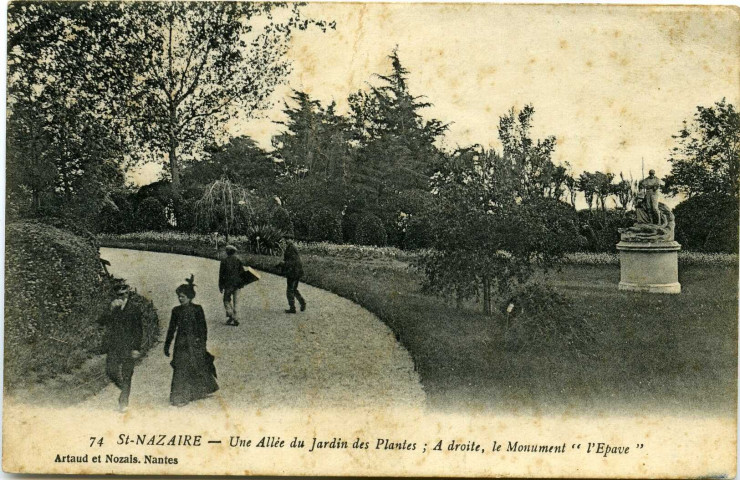 Saint-Nazaire. - Une Allée du Jardin des Plantes ; A droite, le Monument "l'Epave" (N°74)