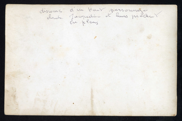 Discours d'un cadre du Parti Communiste, devant la gare