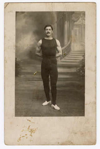 Carte postale de Louis Lefort en tenue de gymnaste, de l'Avant-Garde (recto-verso)