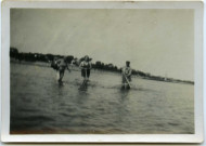 La famille Hiou à la pêche sur la plage de Sautron avec une épuisette