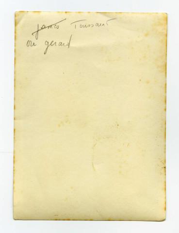 Jeune garçon [sans doute Gérard] de la famille Toussaint posant devant le monument américain.