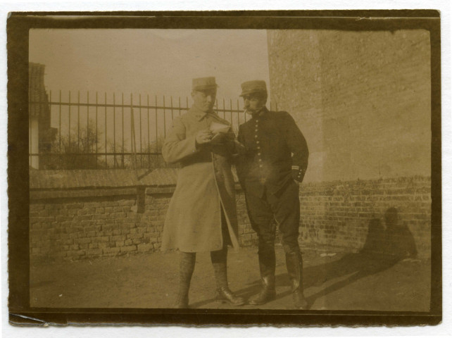 [Marcel Hauton ouvrant une lettre avec un autre soldat]. - Mailly-Maillet, 14 mai 1915
