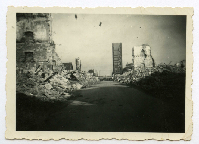 [ Vue de la rue Villès Martin en ruine avec le pont levé en arrière plan ]. - Saint-Nazaire, [vers 1943]