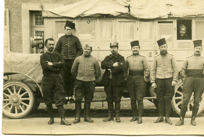 Groupe de soldats posant devant un camion dont Antoine Depuntis. - [Région d'Amiens] (1916)