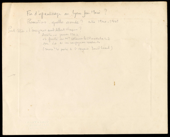 [Ecole pratique d'industrie] : photographie de classe noir et blanc, année scolaire 1940-1941. [Elie Lucien] est identifié au second rang de mathématiques.