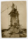 [Mémorial américain de Saint-Nazaire : montage de la statue sur son piédestal (réalisation : architecte Chaney, entreprise Graziana)] / Express photo. - Saint-Nazaire, 1926. - 1 tirage photographique monochr. brun ; 15,5 X 11 cm.