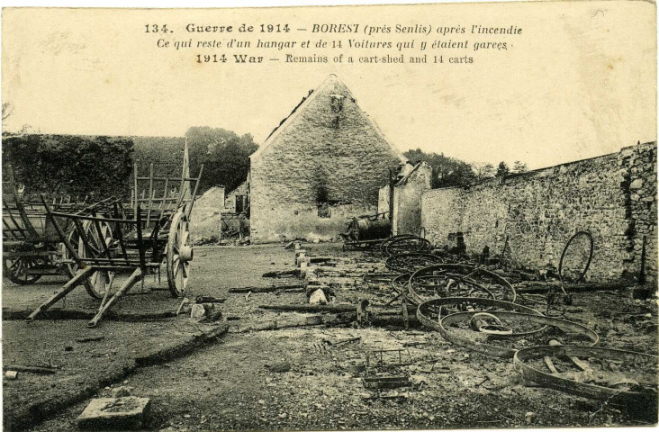 Guerre de 1914 - BOREST (près [de] Senlis) : après l'incendie, Ce qui reste d'un hangar et de 14 Voitures qui y étaient garées. 1914 War - Remains of a cart-shed and 14 carts (N°134)