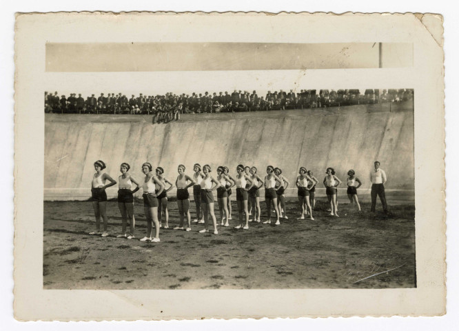 Marcelle Le Mercier, à l'âge d'environ 15 ans, de l'Espérance, entourée de gymnastes féminines, en démonstration au stade du Plessis à Saint-Nazaire.