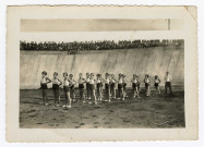 Marcelle Le Mercier, à l'âge d'environ 15 ans, de l'Espérance, entourée de gymnastes féminines, en démonstration au stade du Plessis à Saint-Nazaire.