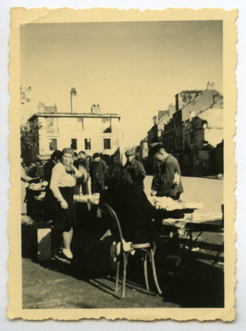 [ Groupe d'hommes et de femmes devant des étals rue Alcide Benoit ]. - Saint-Nazaire, [vers 1945]