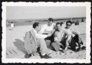 Scène de loisirs : portrait de quatre hommes sur la plage de Villès-Martin.