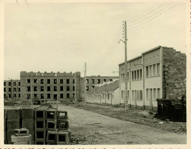 Etat des travaux en avril 1952 [partie de la cité SNCF et des habitations en cours de construction].- [Saint-Nazaire], [1952].