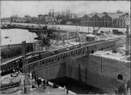 [Entrée sud du port de Saint-Nazaire]. - Essai du pont roulant par un train chargé / Louis Péneau. - 14 mai 1906.