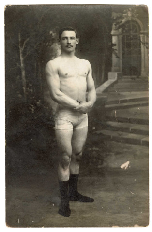 Carte postale de Louis Lefort en tenue de gymnaste, de l'Avant-Garde (recto-verso)