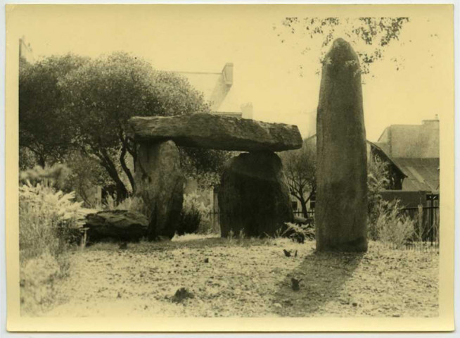 Dolmen et menhir de Saint-Nazaire / cliché A. Bernard (?)