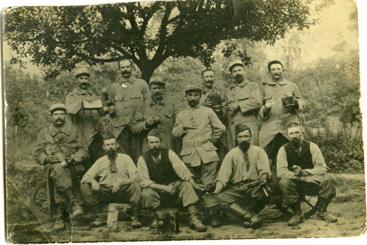 Groupe de soldats dont Jean-Baptiste Logodin. - [s.l.], 1915