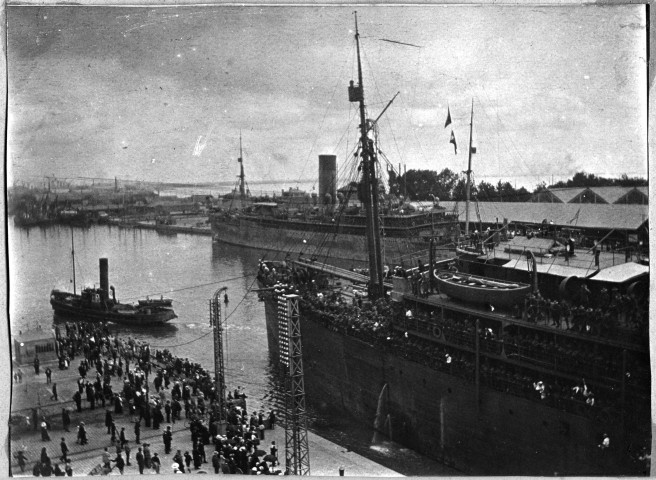 [Guerre 1914-1918]. - Arrivée des contingents américains à bord du " Saragota » le 26 juin 1917 [ : entrée du navire dans le bassin] / Louis Péneau