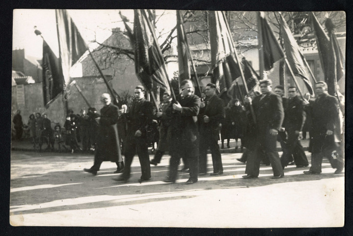 Défilé de porteurs de drapeaux