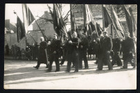 Défilé de porteurs de drapeaux