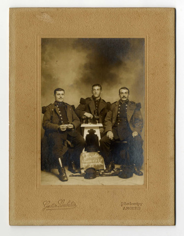 Groupe de trois soldats, dont le soldat Constant Corbillé / cliché Gaston Loubatier. - Angers