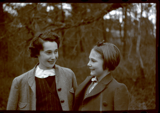 Simone Lévy et Annick Méloche, sœur aînée de M. Méloche à La Baule (février 1939)