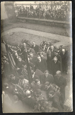 Ouvriers tenant drapeaux et gerbes devant la Bourse du travail