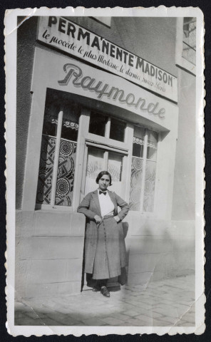 Enseigne du salon de coiffure de Raymonde Ménard