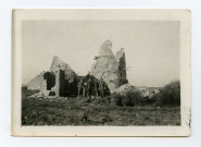 Côte 40 à la Sicaudais. - Soldats posant devant les ruines du moulin, 13 février 1945