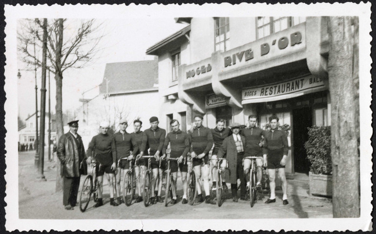 Sortie en vélo : photographie de groupe devant le restaurant Rive d'Or (noces et bals)