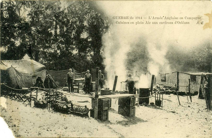Guerre de 1914 - L'Armée Anglaise en Campagne : Cuisines en plein Air aux environs d'Orléans (N°82).