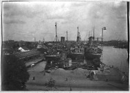 [Guerre 1914-1918]. - Vue des bassins en décembre 1917 [ : trois navires à quai dans le bassin] / Louis Péneau