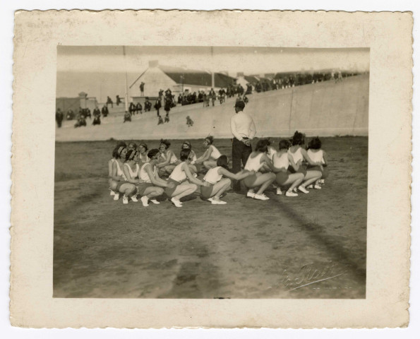 Marcelle Le Mercier de l'Espérance, à l'âge d'environ 15 ans, entourée de gymnastes féminines, en exercice au stade du Plessis à Saint-Nazaire.