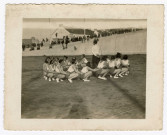 Marcelle Le Mercier de l'Espérance, à l'âge d'environ 15 ans, entourée de gymnastes féminines, en exercice au stade du Plessis à Saint-Nazaire.