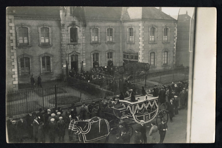 Corbillard quittant la Bourse du Travail