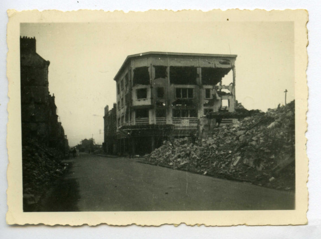 [ Vue de la rue Henri Gautier, Soldaten Heins en ruine ]. - Saint-Nazaire, [vers 1943]
