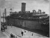[Guerre 1914-1918]. - Arrivée de contingents américains le 26 juin 1917 [ : navire américain amenant des troupes dans le sas d'entrée du port] / Louis Péneau.