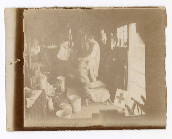 Vue d'hommes en chemises à l'intérieur d'un wagon sanitaire