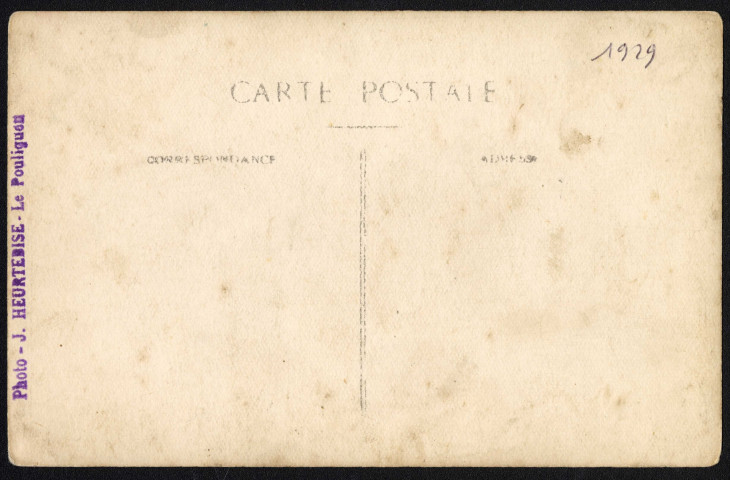 Logement, Cité des Célibataires dans le quartier de Méans : photographie d'un groupe d'hommes et d'enfants italiens, jouant aux boules en bois.