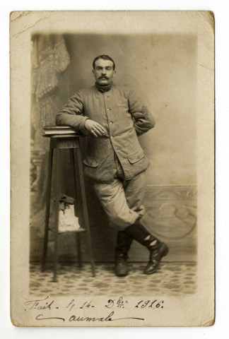Portrait en pied du soldat Constant Corbillé. - Aumale, 14 décembre 1916